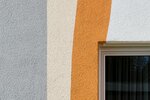 Die farbigen Flächen übertrugen die Maler nach verbindlichen Aufmaßskizzen auf die Fassade und malten diese mit der hoch farbtonstabilen Reinacrylat-Fassadenfarbe Fassadol von Knauf aus.